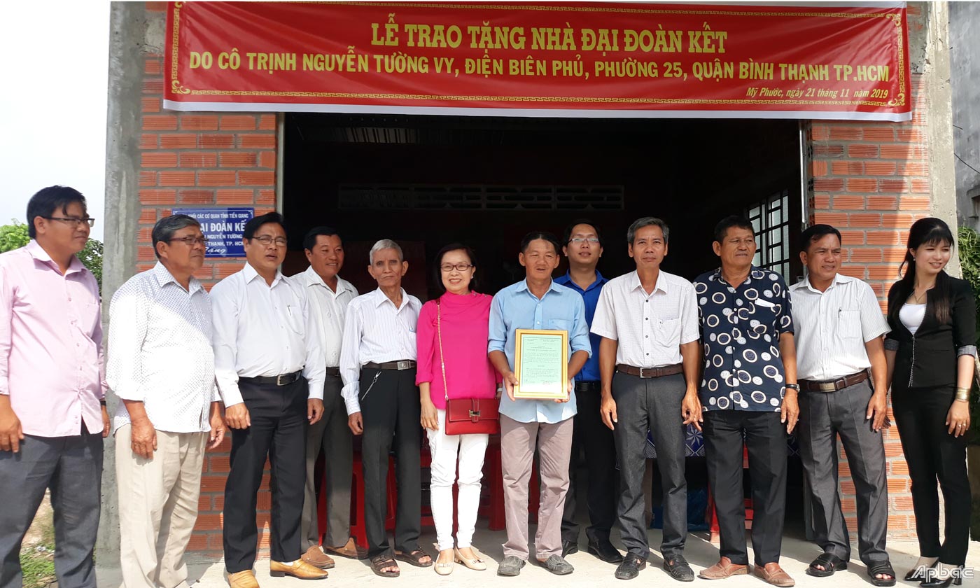 Bàn giao “Nhà Đại đoàn kết” cho hộ ông Trần Văn Quít.
