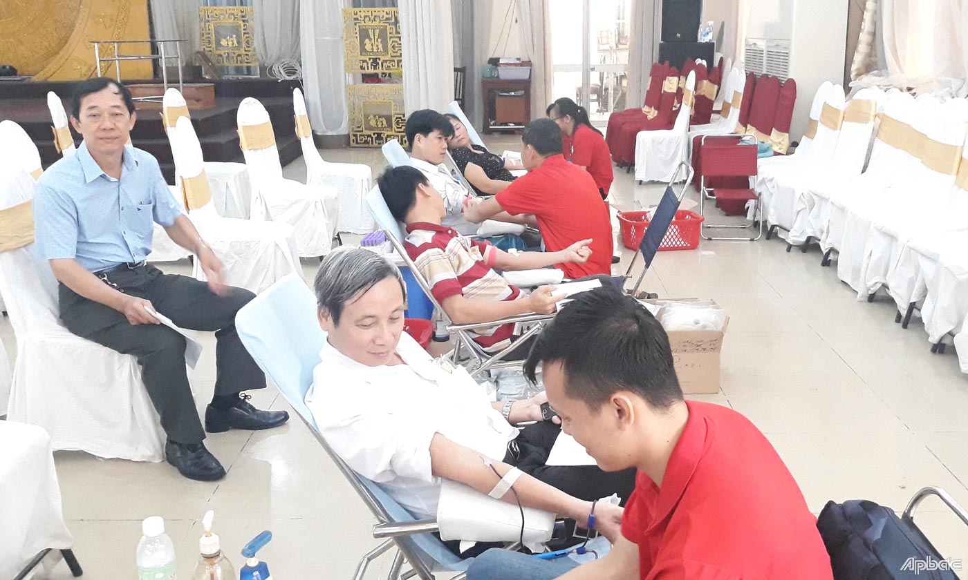 Lãnh đạo, đoàn viên, thanh niên trong khối tham gia hiến máu nhân đạo.
