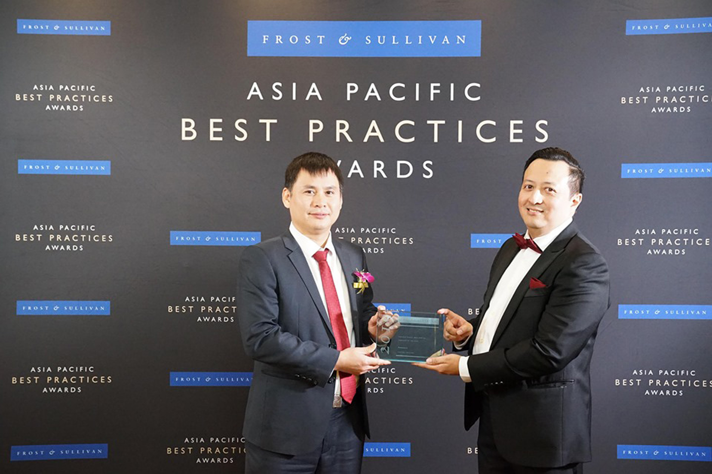Ông Hazmi Yusof, Phó Chủ tịch cấp cao của Frost & Sullivan (người đứng bên phải) trao giải thưởng cho Tổng Giám đốc Viettel Telecom- ông Cao Anh Sơn