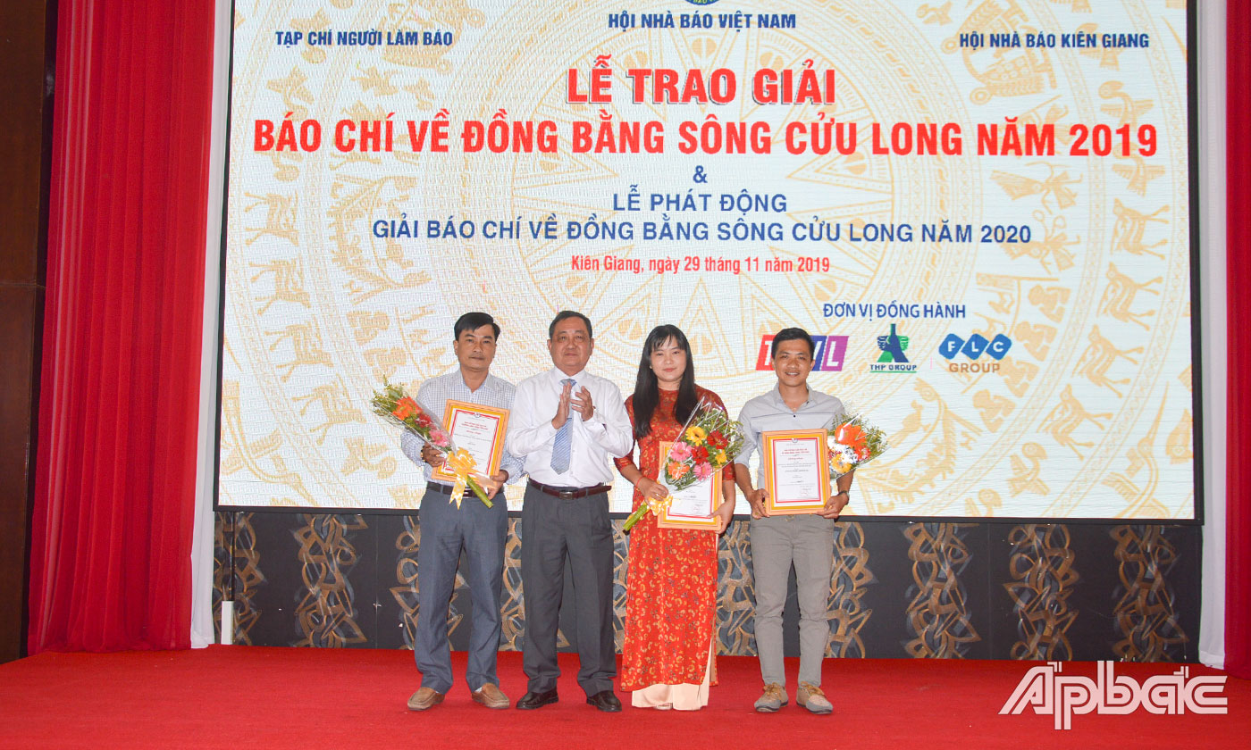 Ban Tổ chức trao giả cho các tác giả đạt giải Nhất.