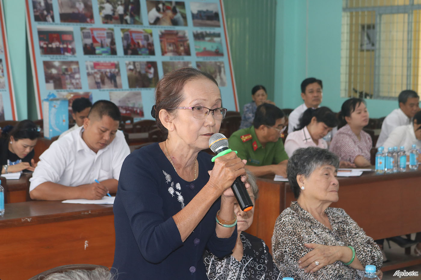 Cử tri xã Vĩnh Kim phát biểu ý kiến tại buổi tiếp xúc