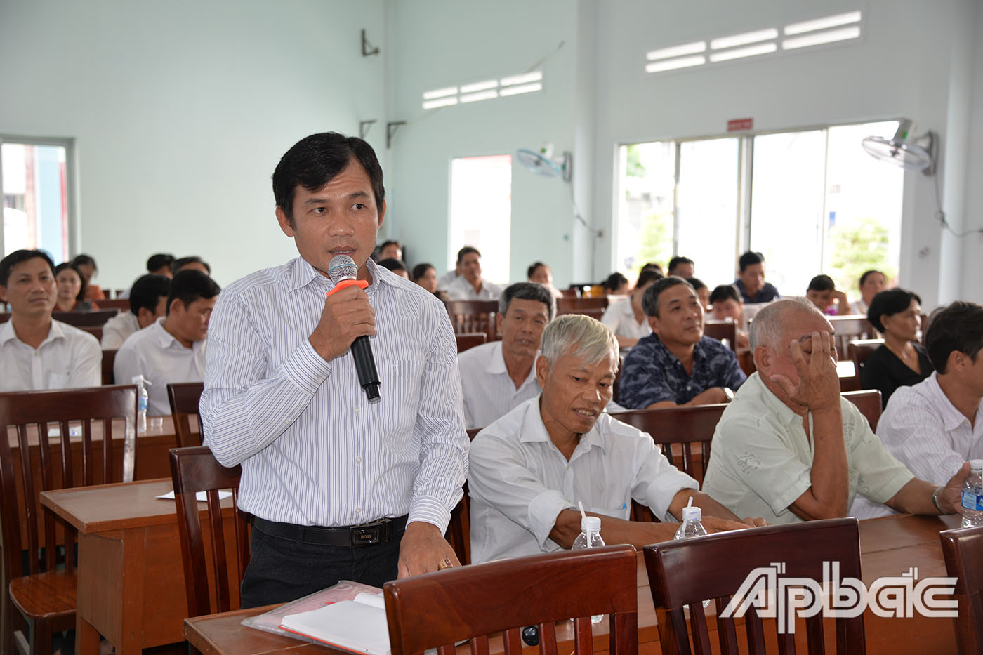 Cử tri phát biểu ý kiến tại buổi tiếp xúc