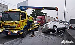 Ô tô mất lái leo dải phân cách đường dẫn cao tốc