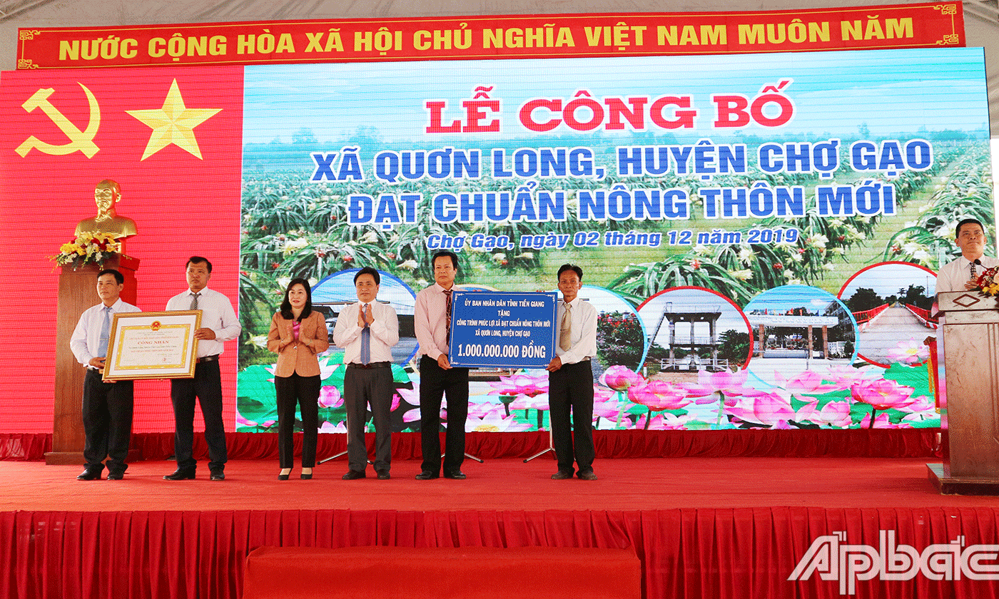 Đồng chí Trần Văn Dũng và đồng chí Châu Thị Mỹ Phương trao Bằng công nhận đạt chuẩn NTM, Bảng tượng trưng tặng công