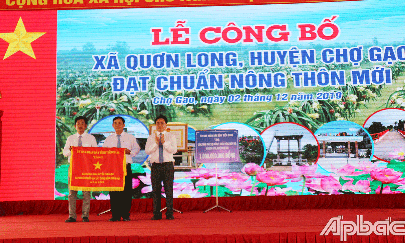 Đồng chí Trần Văn Dũng trao Cờ thi đua của UBND tỉnh cho xã Quơn Long