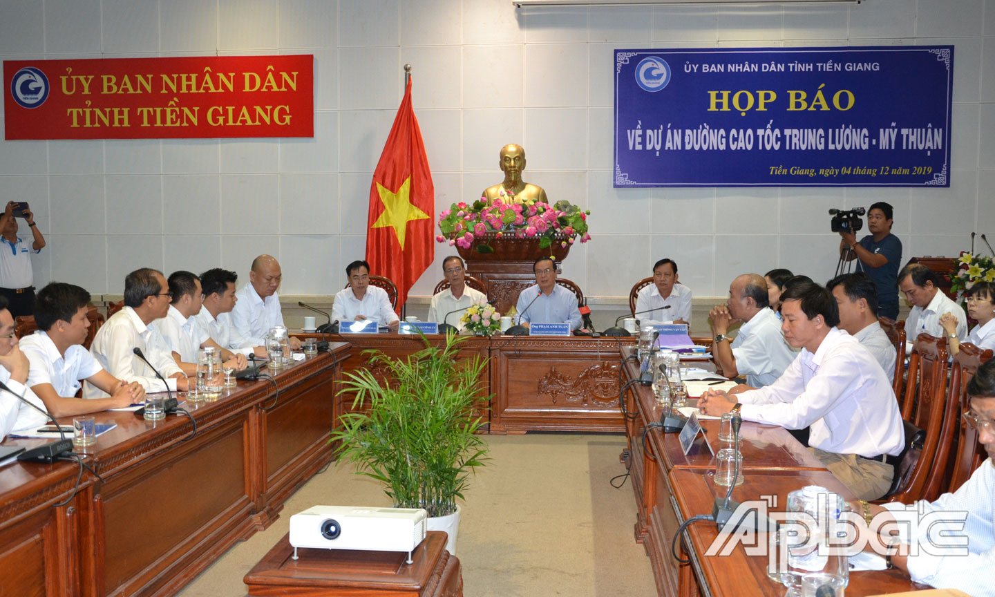 Quang cảnh buổi họp báo.