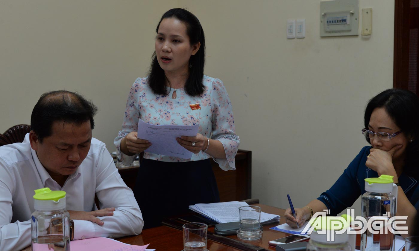 Đại biểu Giảng Thị Mộng Huyền phát biểu tại phiên thảo luận tổ