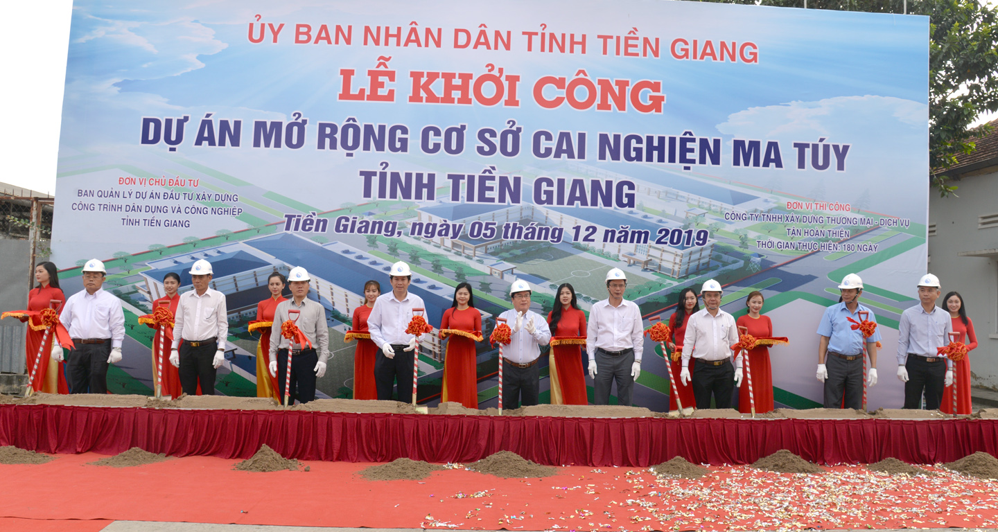 Lãnh đạo tỉnh, huyện Châu Thành và chủ đầu tư thực hiện nghi thức khởi công dự án