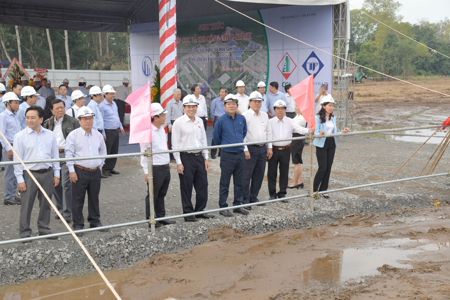 Đồng chí Lê Văn Hưởng, Phó  Bí thư Tỉnh ủy, Chủ tịch UBND tỉnh cùng lãnh đạo các sở, ngành có liên quan dự chứng kiến nghi thức phát lệnh ép cọc triển khai thi công gói thầu số 4