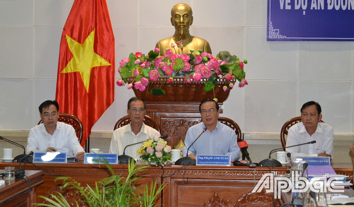Đồng chí Phạm Anh Tuấn (thứ 2 từ phải sang) phát biểu tại buổi họp báo.
