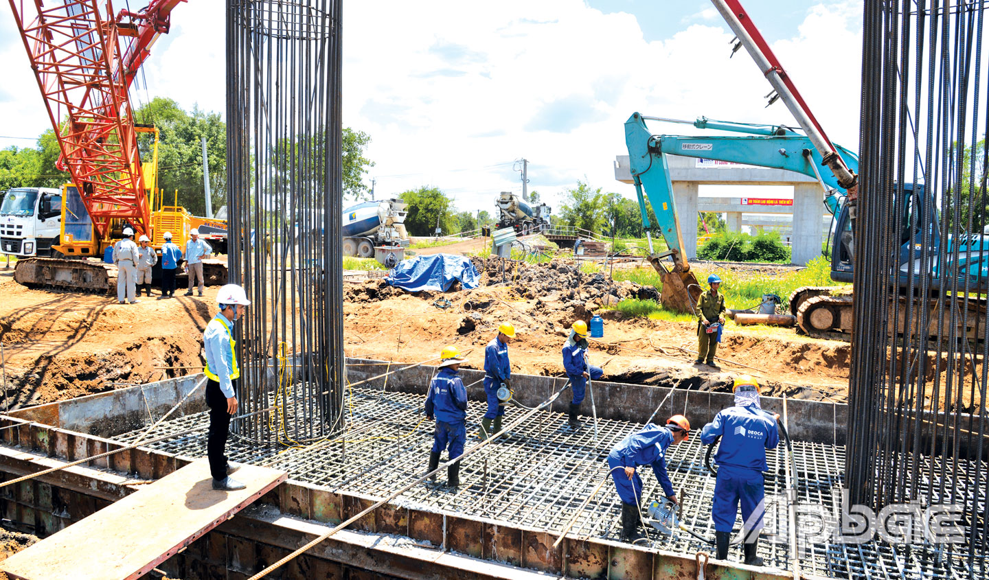 Nhà đầu tư đôn đốc các nhà thầu đẩy nhanh tiến độ thi công khi nhận được nguồn vốn ngân sách nhà nước.                                                                                                                                                Ảnh: MINH THÀNH