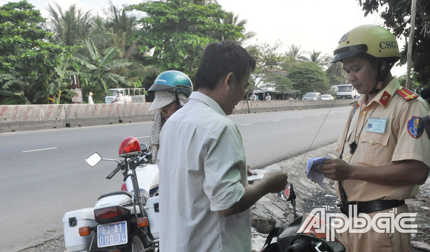 Lực lượng CSGT làm nhiệm vụ trên Quốc lộ 1.