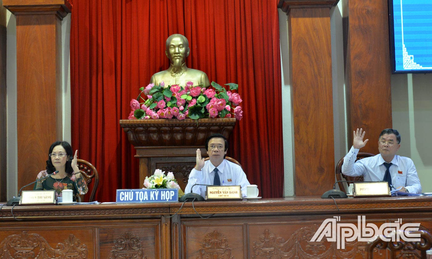 Chủ tọa kỳ họp thông qua các nghị quyết.