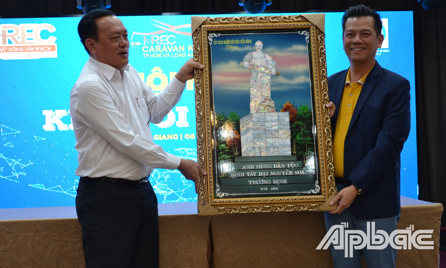 Lãnh đạo UBND tỉnh tặng quà lưu niệm cho đại diện HREC.