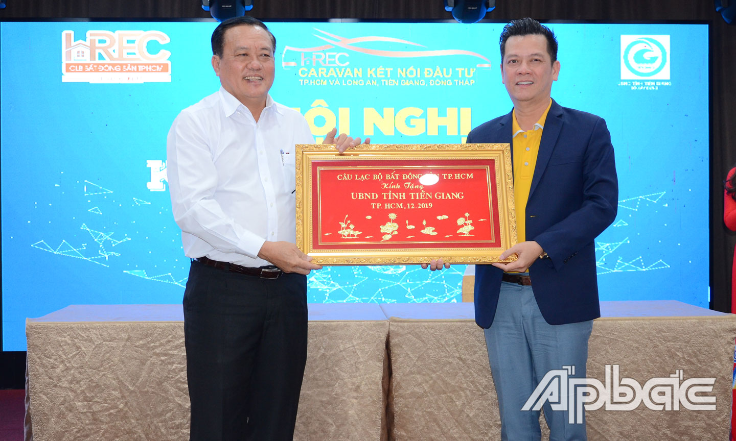 Đại diện HREC tặng quà lưu niệm cho tỉnh.