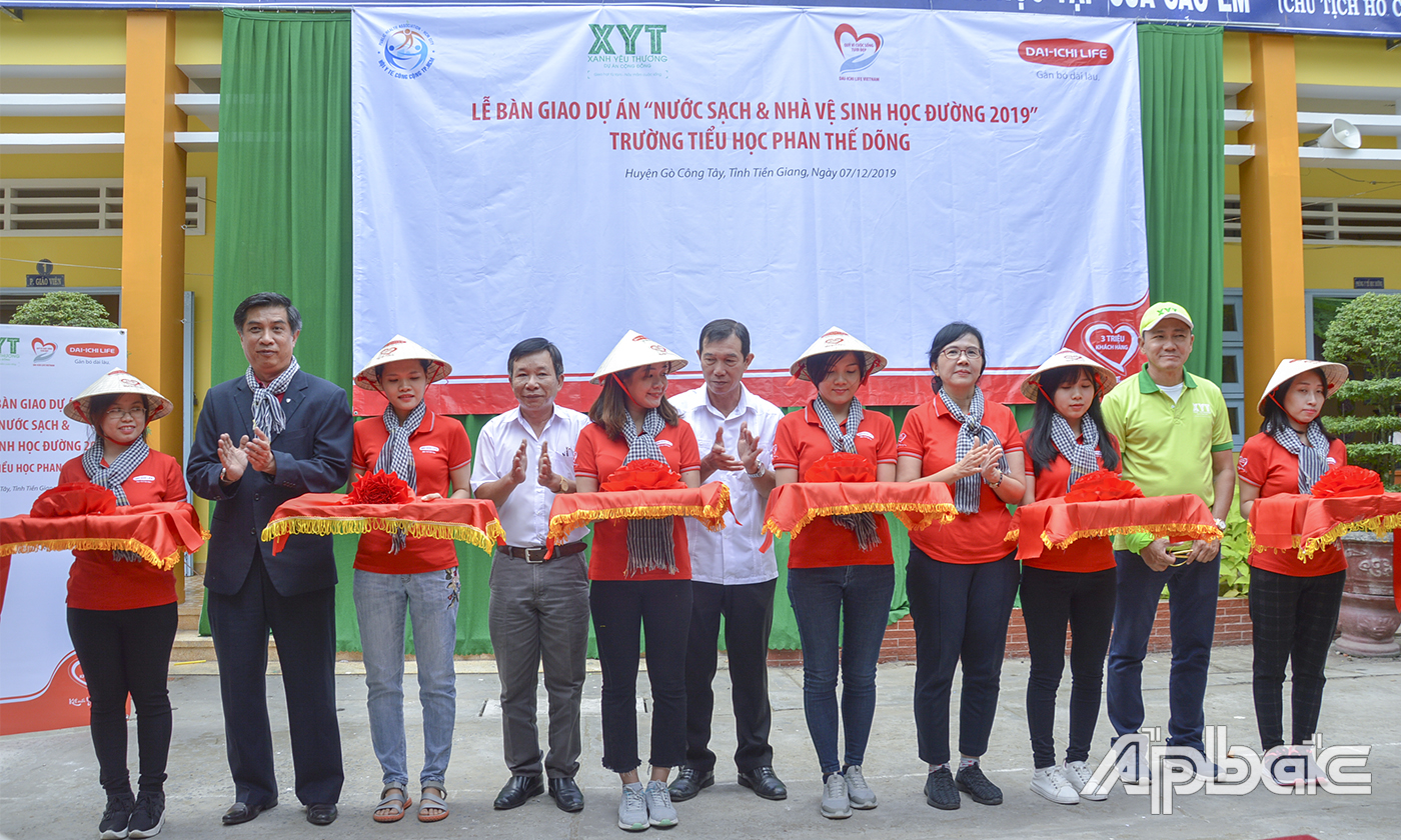 Các đơn vị tài trợ cùng lãnh đạo địa phương cắt băng khánh thành dự án.