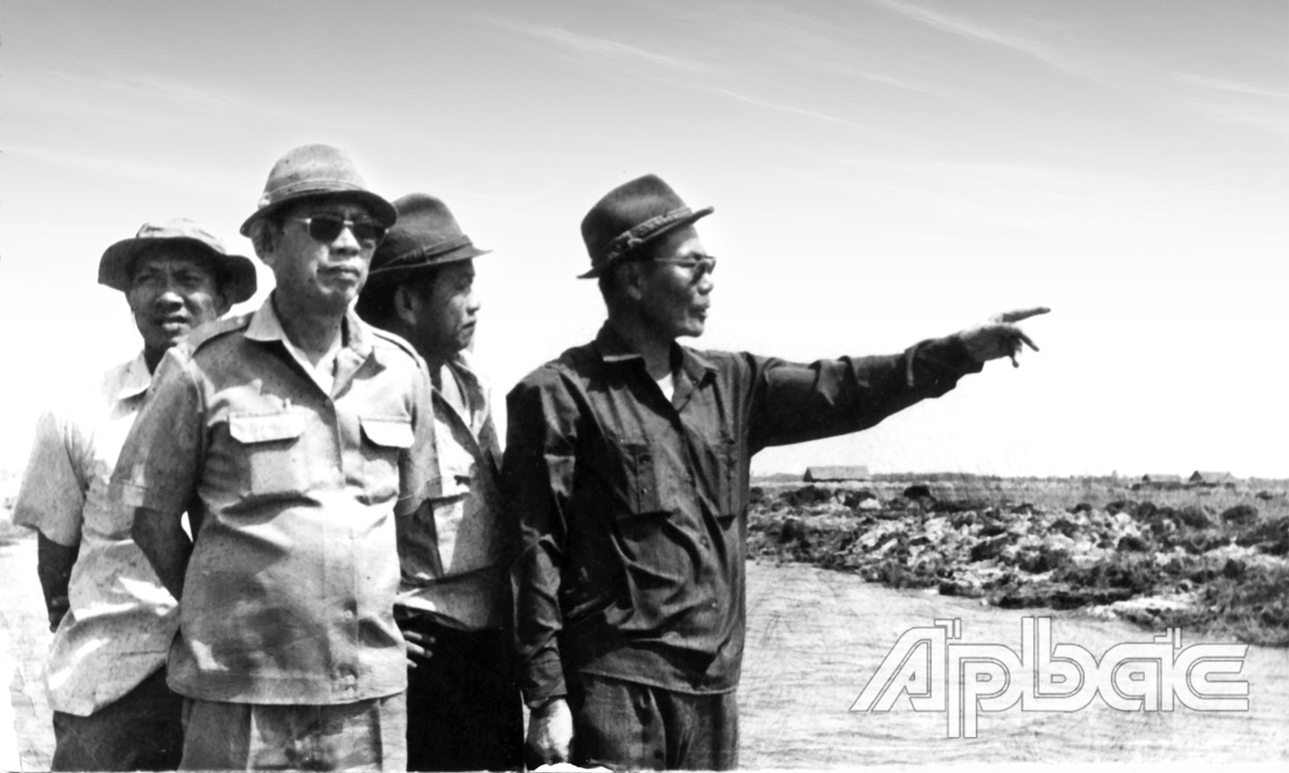 Nguyên Ủy viên Ban Chấp hành Trung ương Đảng, nguyên Bí thư Tỉnh ủy Tiền Giang, nguyên Phó Trưởng Ban Tổ chức Trung ương Đảng Huỳnh Văn Niềm và các cán bộ lãnh đạo lão thành cách mạng trong chuyến thị sát vùng Đồng Tháp Mười chuẩn bị thành lập huyện Tân Phước.                Ảnh: TƯ LIỆU