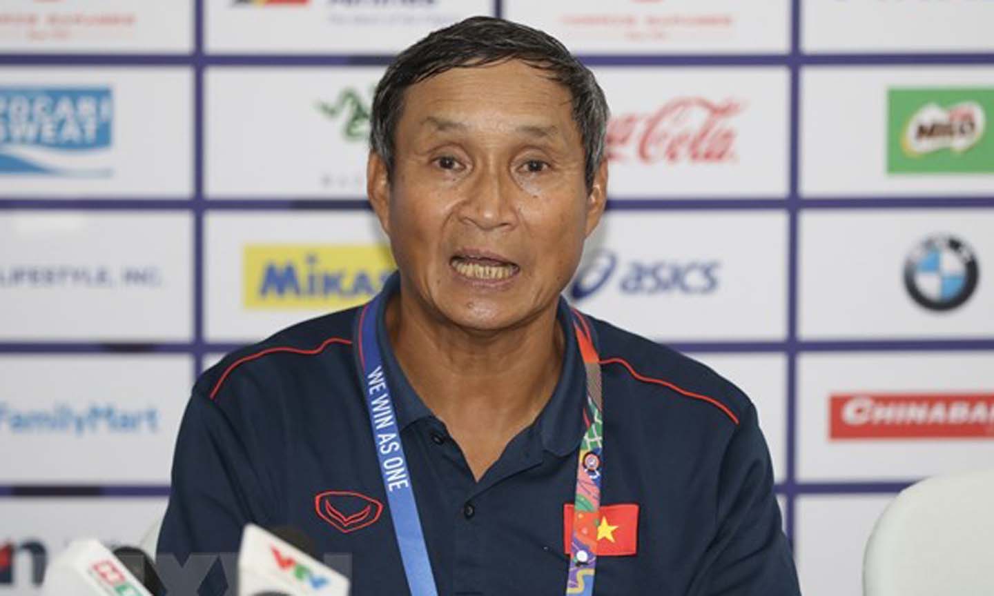 HLV Mai Đức Chung đã giúp tuyển nữ Việt Nam bảo vệ thành công HCV Sea Games. (Ảnh: Hoàng Linh/TTXVN)