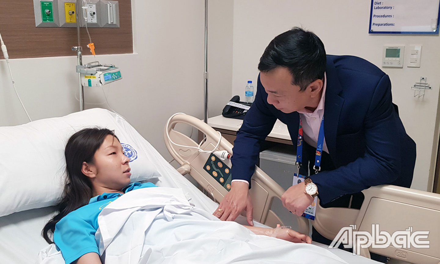 Phó chủ tịch VFF Trần Quốc Tuấn động viên Hồng Nhung cố gắng thêm chút nữa cho sức khỏe của bản thân.