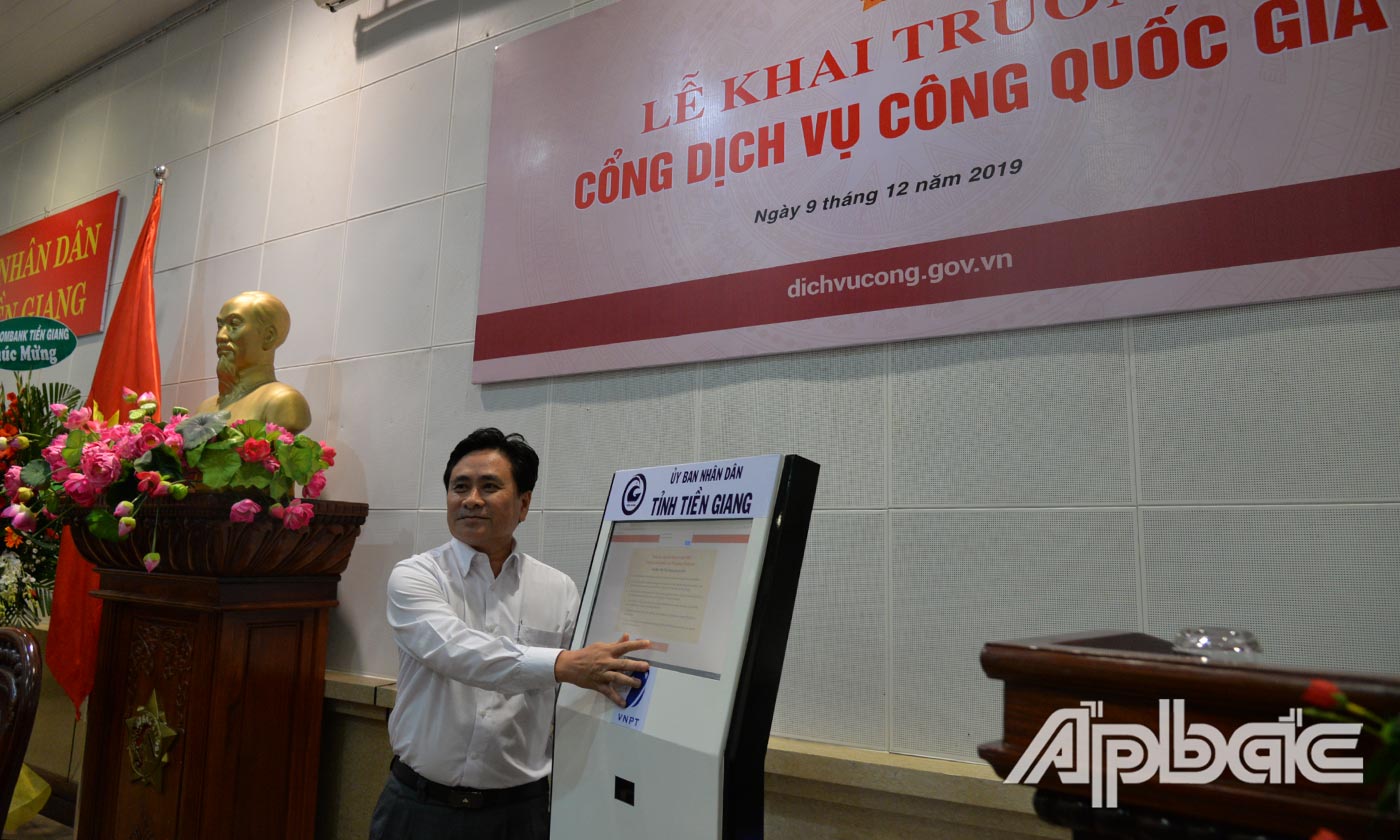 Phó Chủ tịch UBND tỉnh Trần Văn Dũng thực hiện ký cam kết điện tử.