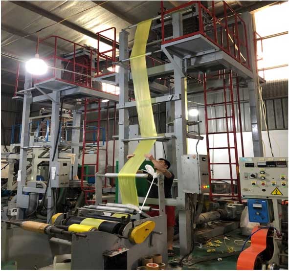 Thiết bị đùn thổi màng một trục vít series SJ-45 của Nhật được sử dụng trong quá trình sản xuất túi đựng rác tự hủy. (Ảnh: Viện Hóa học, Viện Hàn lâm Khoa học và Công nghệ Việt Nam).