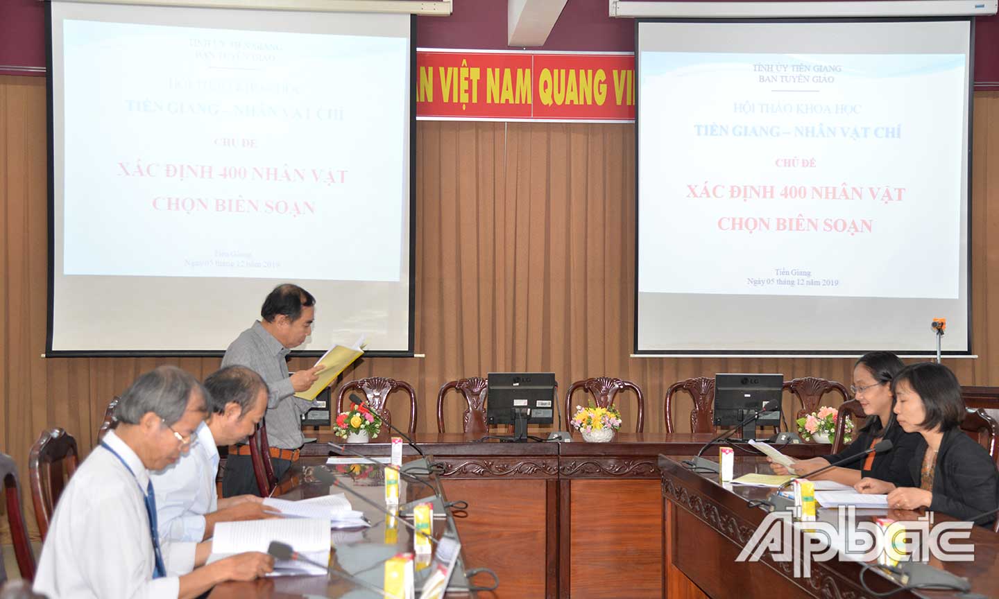 Tiến sĩ Nguyễn Phúc Nghiệp, Trưởng phòng Hành chính - Lịch sử, Ban Tuyên giáo Tỉnh ủy, báo cáo đề dẫn hội thảo.
