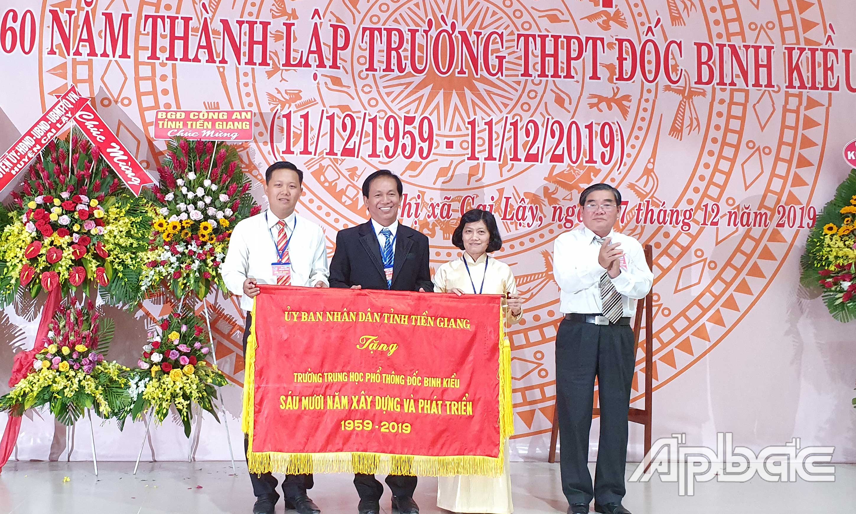 Đồng chí Nguyễn Hồng Oanh trao  Bức trướng của UBND tỉnh  cho  lãnh đạo nhà trường. 