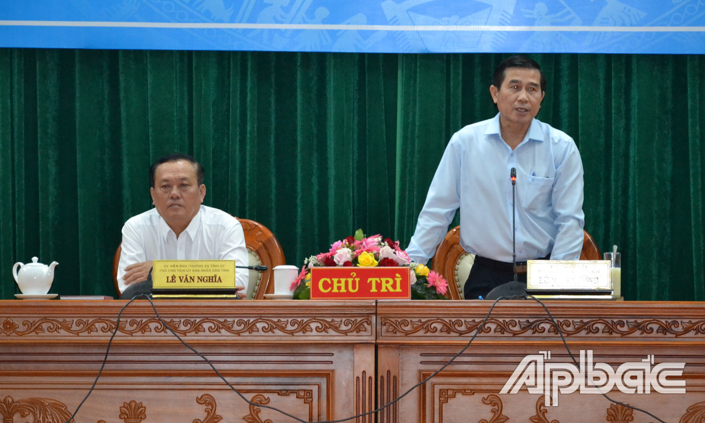 Chủ tịch UBND tỉnh Lê Văn Hưởng phát biểu tại hội nghị.