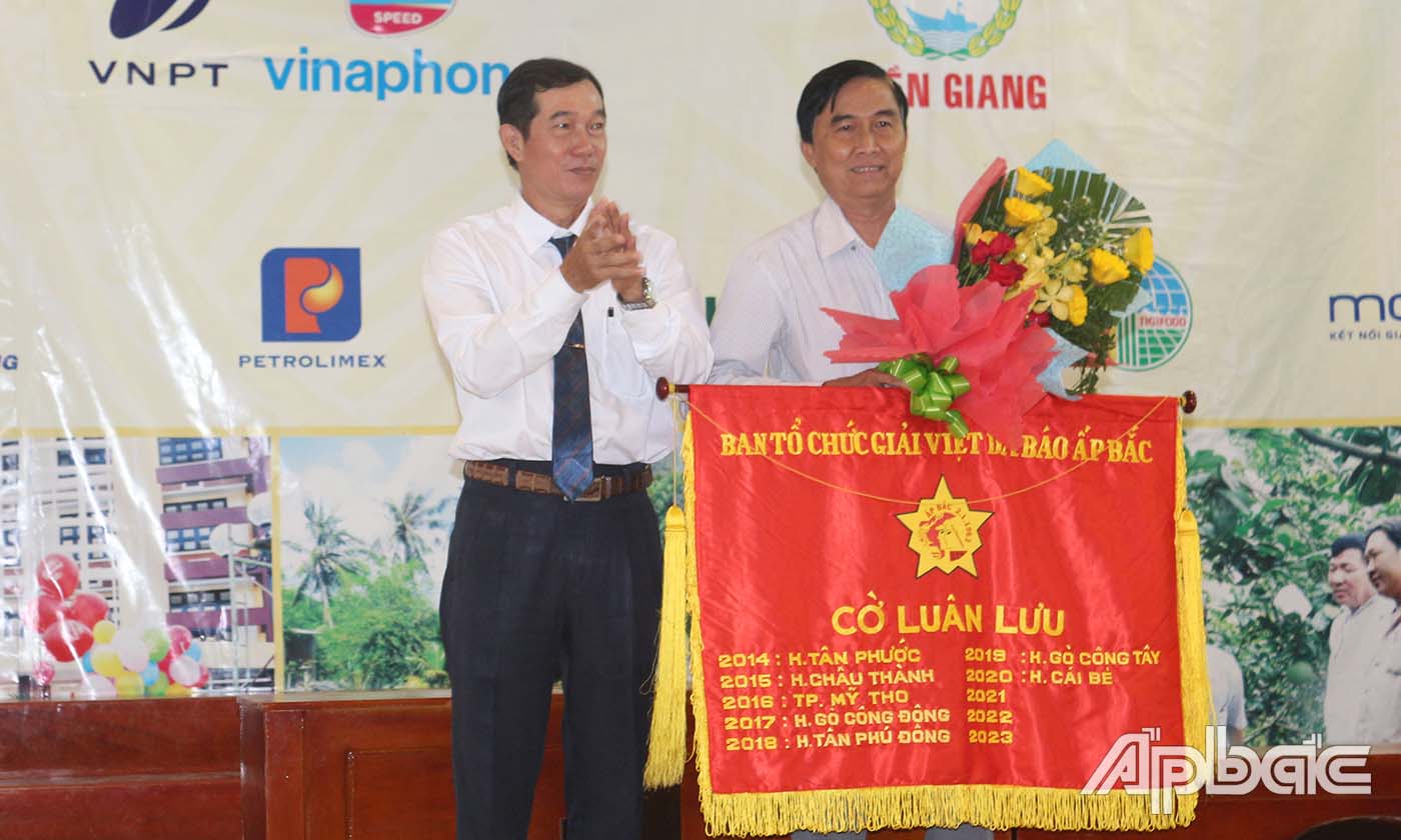 Đại diện lãnh đạo Ủy ban nhân dân huyện Gò Công Tây trao Cờ luân lưu cho Ủy ban nhân dân huyện Cái Bè - đơn vị đăng cai Giải Việt dã Báo Ấp Bắc lần thứ 37 - năm 2020. Ảnh: HỒNG LÊ