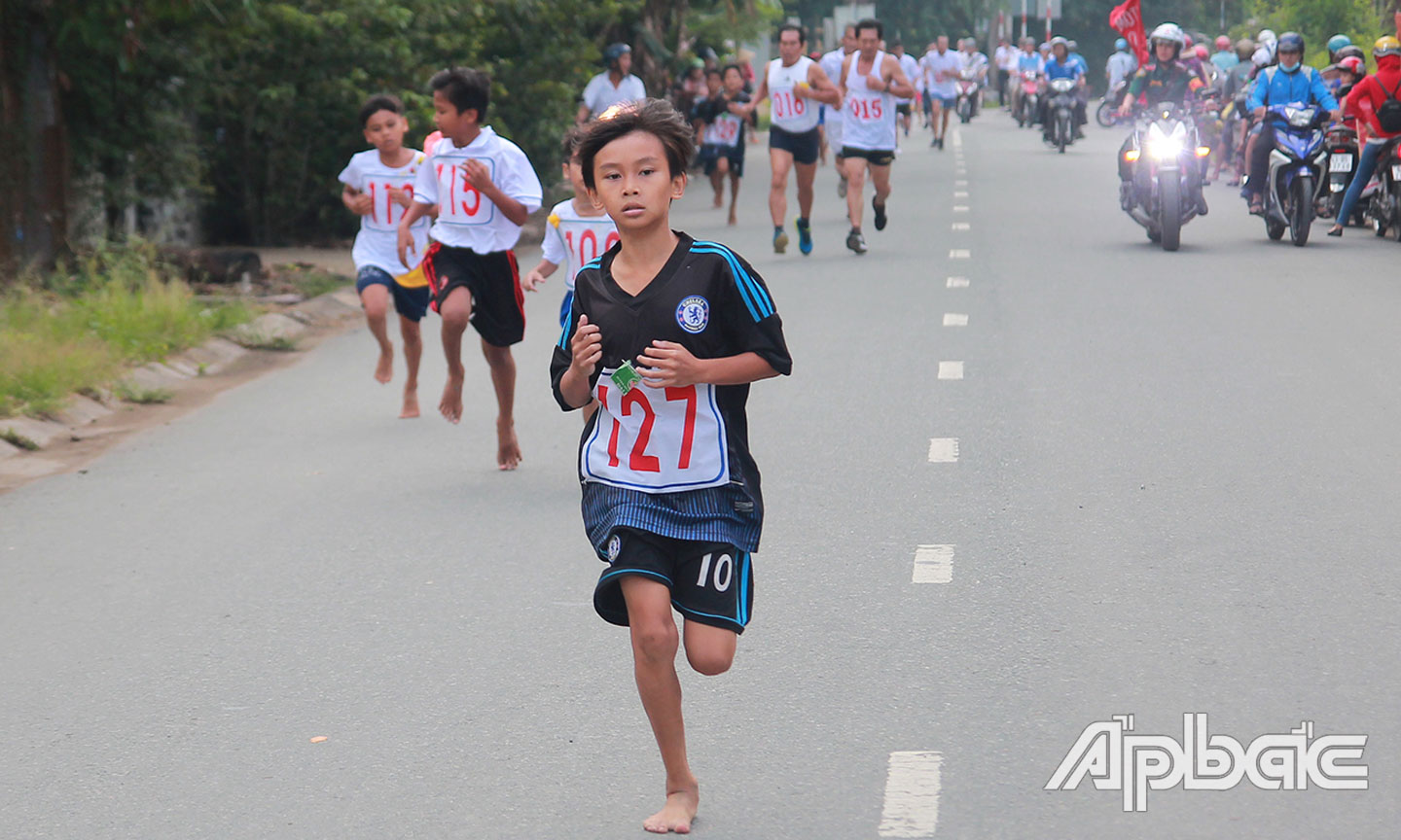 Các cự ly thuộc nhóm Trẻ, Thiếu niên, Nhi đồng ở giải lần này sẽ được tính  huy chương cho Hội khỏe Phù Đổng tỉnh Tiền Giang lần thứ X.  Ảnh: VĂN THẢO