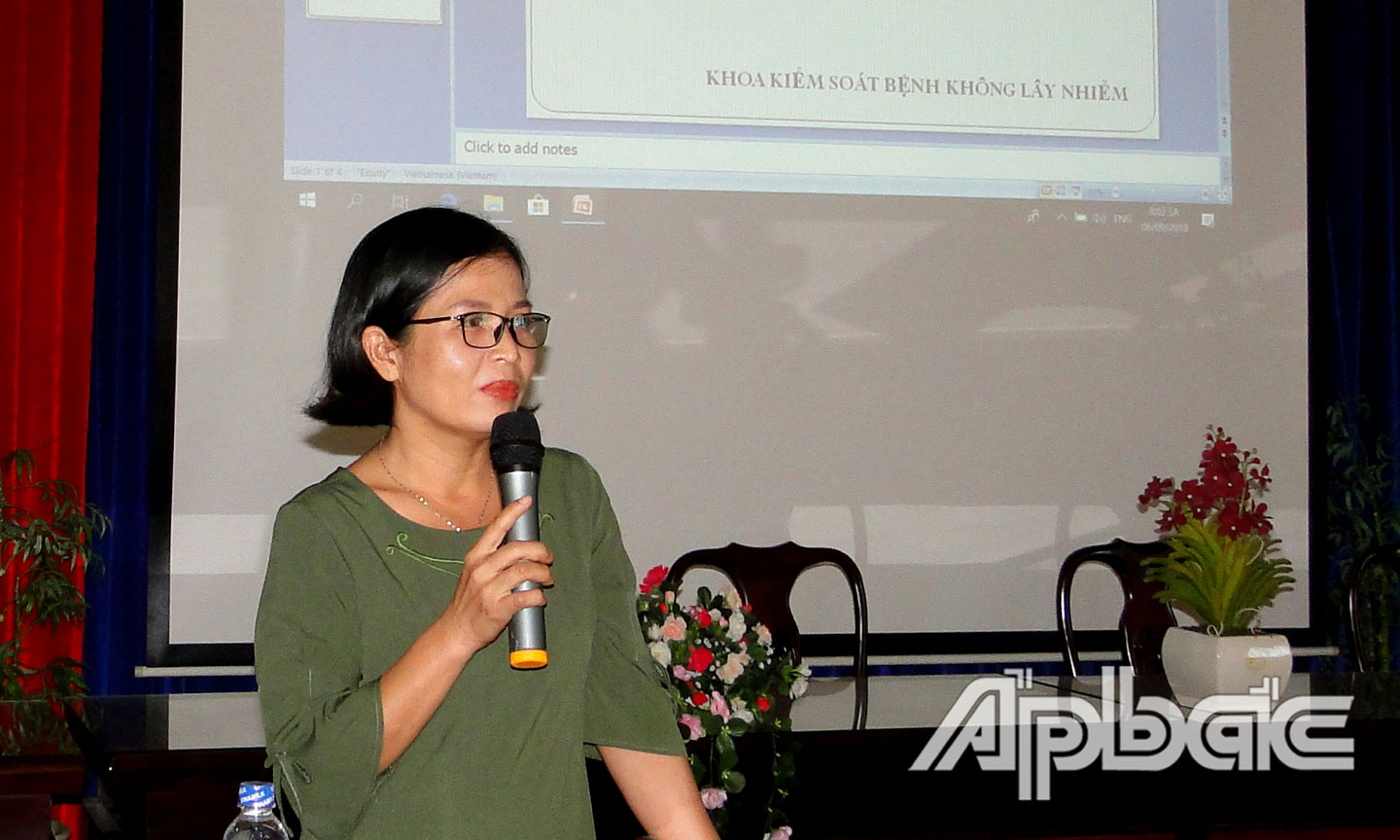 Bác sĩ Chuyên khoa I  Nguyễn Thị Diễm Phương, Bệnh viện Phụ sản Tiền Giang chia sẻ kinh nghiệm về tầm soát và điều trị UTCTC cho bác sĩ sản khoa  tuyến huyện.              