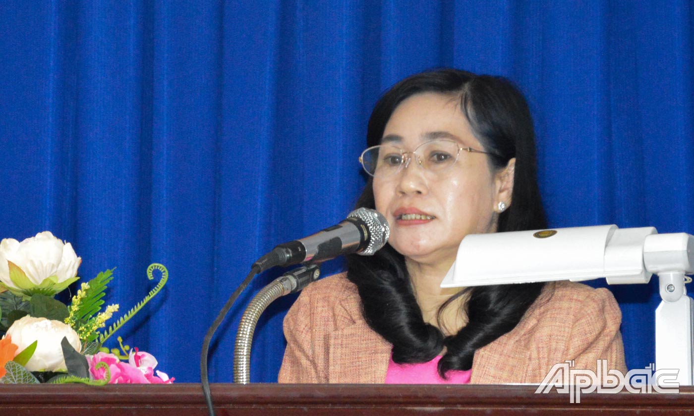 Đồng chí Châu Thị Mỹ Phương phát biểu tại buổi tọa đàm.