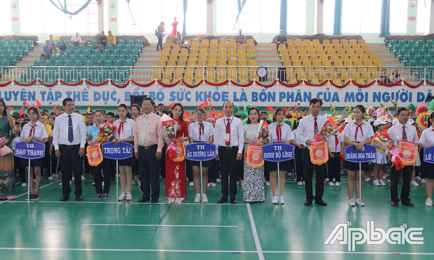 Lãnh đạo TP Mỹ Tho tặng hoa và cờ chúc mừng các đoàn vận động viên tham gia tại lễ khai mạc.