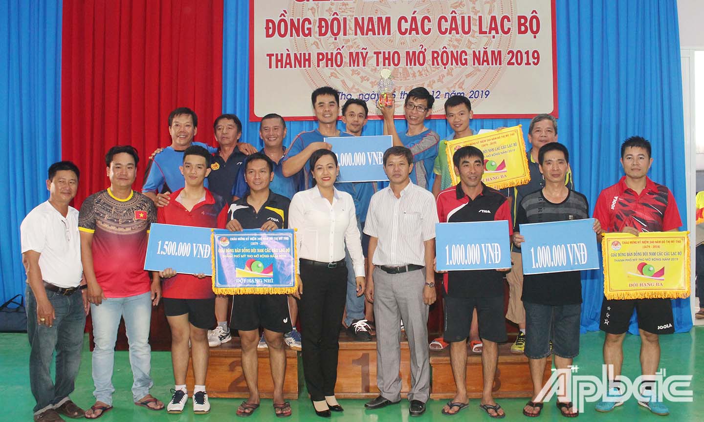 Ban Tổ chức trao giải các đội đạt thành tích ở hạng A. 