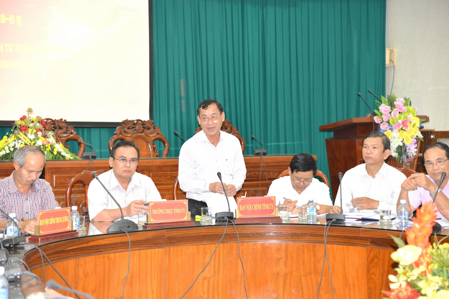Đồng chí Nguyển Văn Vĩnh, Ủy viên Thường vụ, Trưởng Ban Nội chính Tỉnh ủy gợi ý thảo luận nhiệm vụ công tác nội chính, cải cách tư pháp và phòng, chống tham nhũng năm 2020