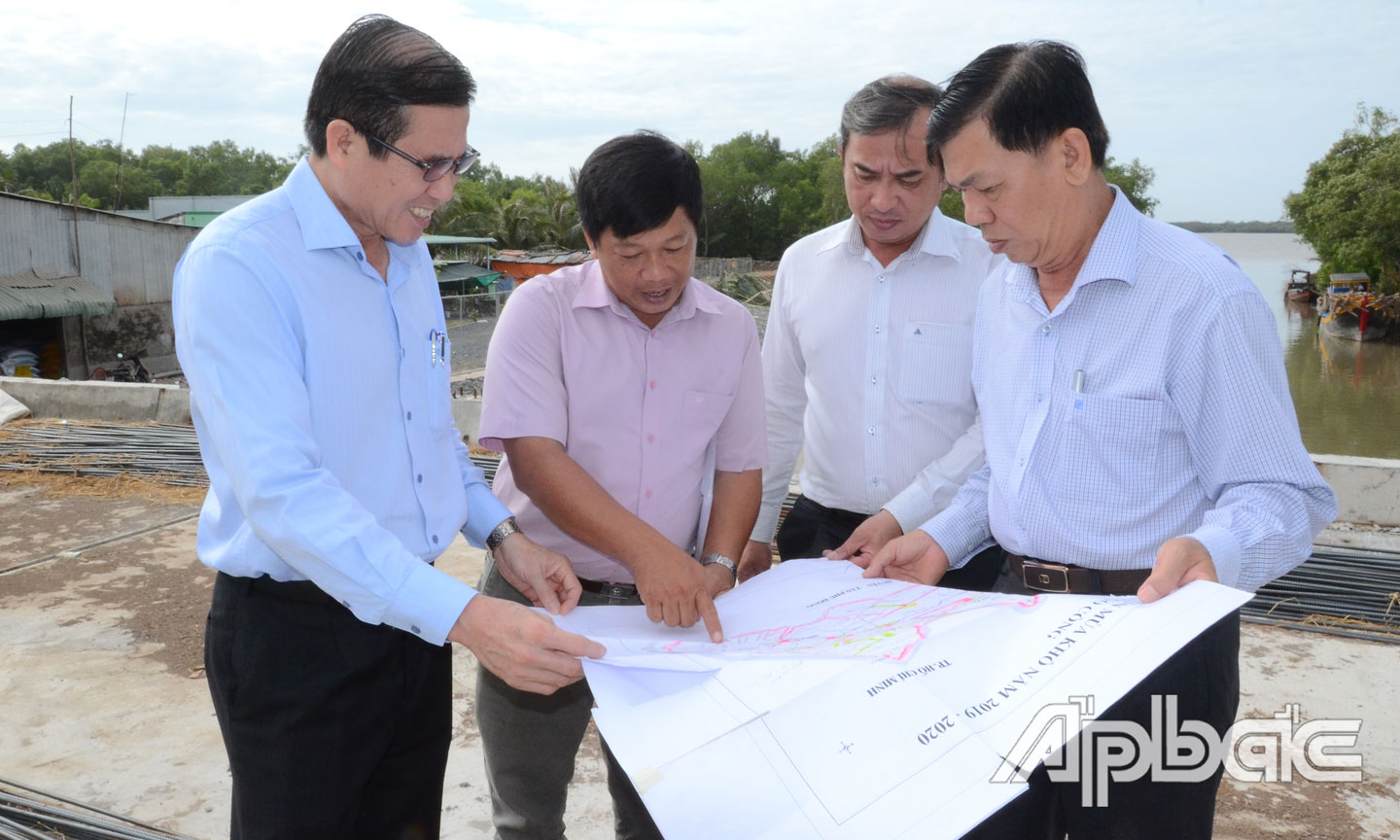 Đồng chí Lê Văn Hưởng kiểm tra tại cống Vàm Kinh.