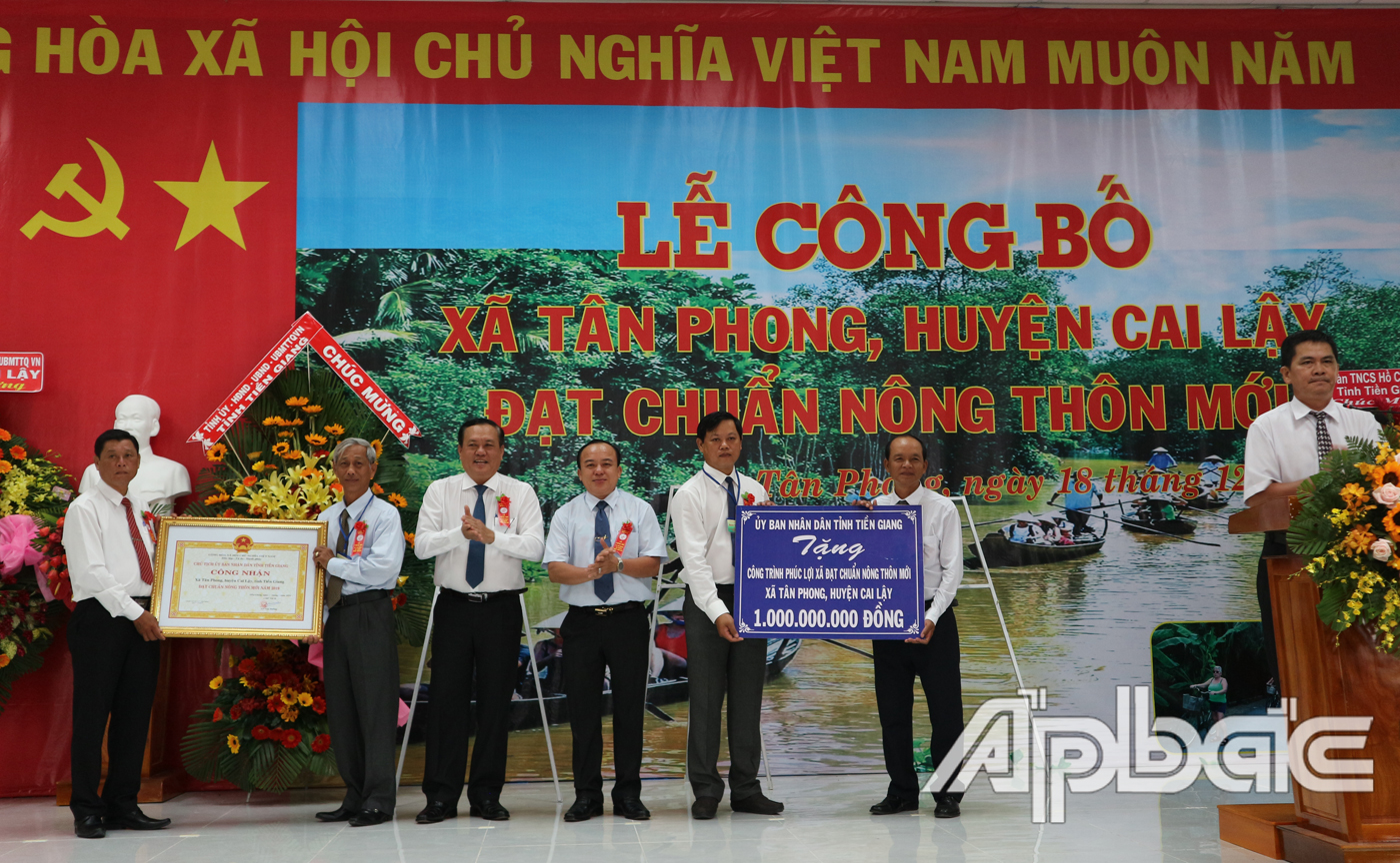 đồng chí Nguyễn Chí Trung Chủ tịch Ủy ban Mặt trận Tổ quốc tỉnh, đồng chí Lê Văn Nghĩa Ủy viên Ban thường vụ Tỉnh ủy, Phó Chủ tịch UBND tỉnh Tiền Giang.