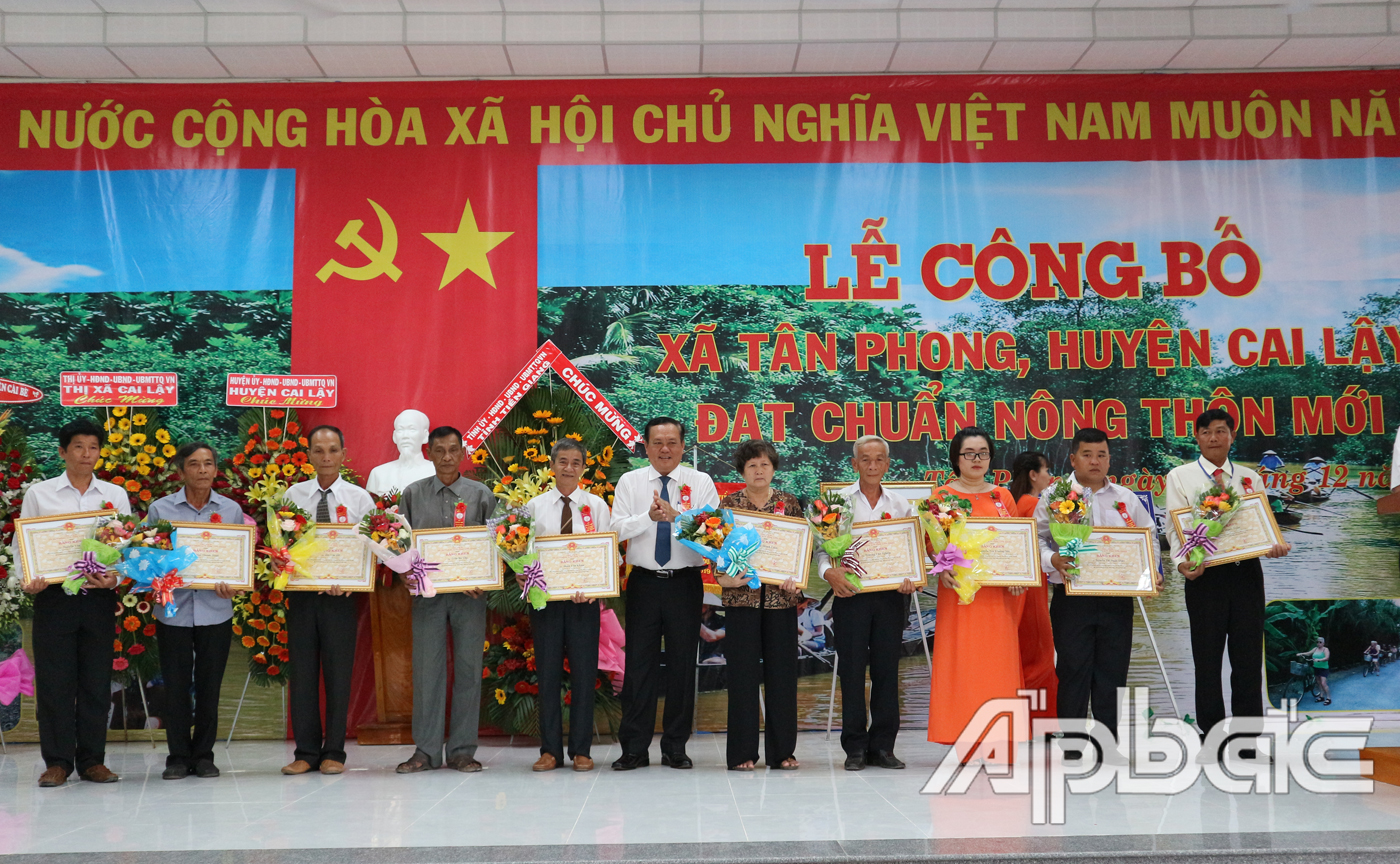 Các tập thể, cá nhân có thành tích đóng góp trong tham gia xây dựng xã Tân Phong đạt chuẩn nông thôn mới nhận Bằng khen của UBND tỉnh