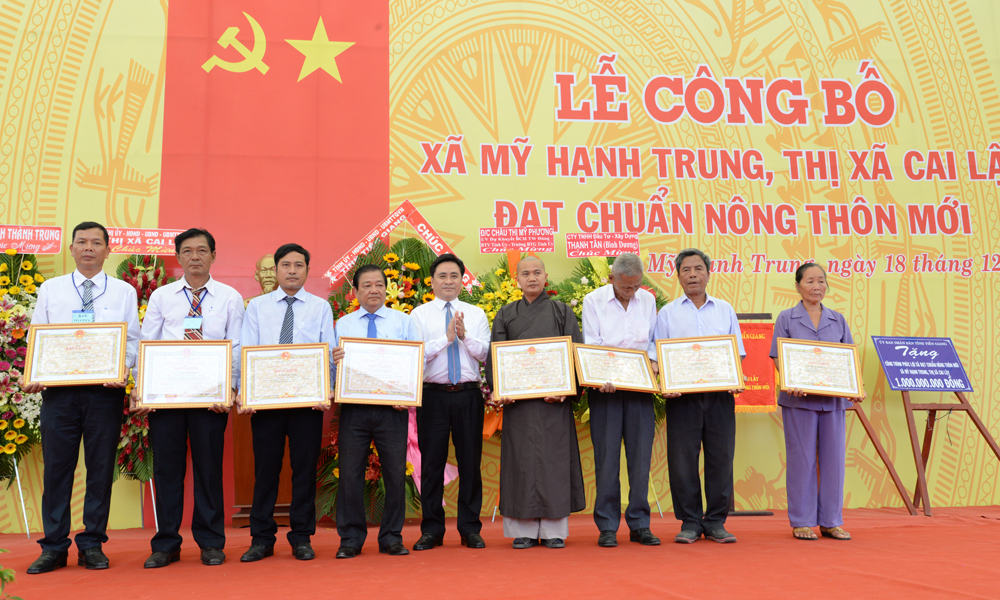 Đồng chí Trần Văn Dũng trao Bằng khen của UBND tỉnh Tiền Giang cho các cá nhân.