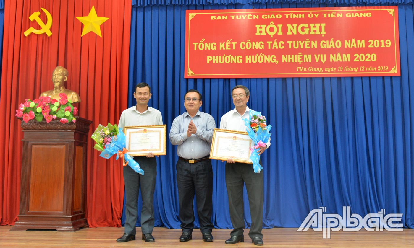 Trao Bằng khen Thủ tướng Chính phủ cho các tập thể, cá nhân.