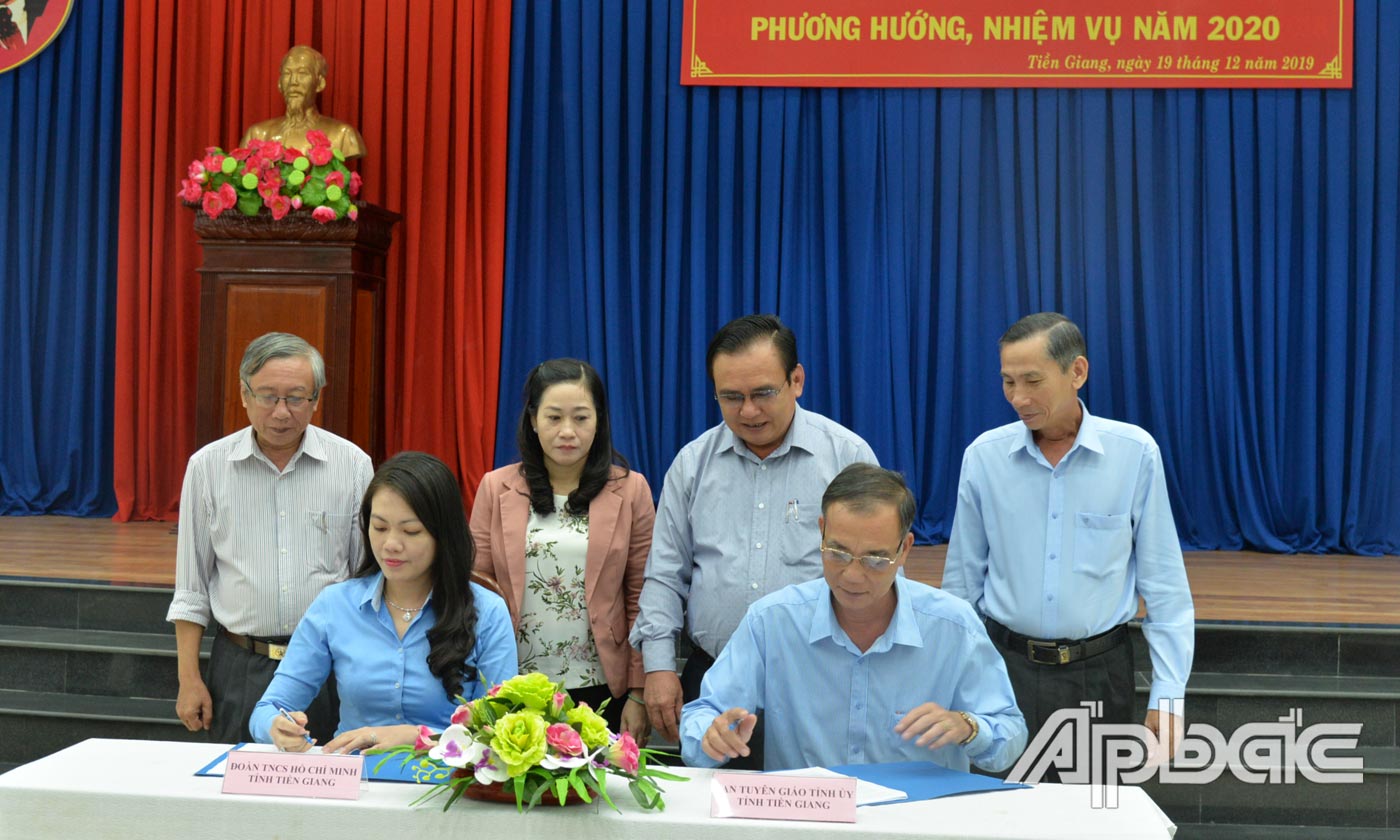 Ban Tuyên giáo Tỉnh ủy và Tỉnh đoàn ký kết công tác tuyên truyền trong đoàn viên thanh niên.