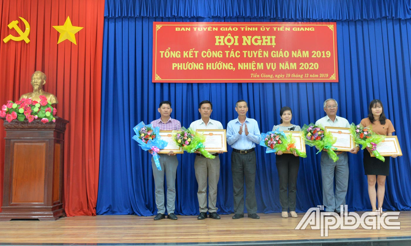 Trao giải Giải Báo chí về công tác xây dựng Đảng-giải Búa liềm vàng cấp tỉnh năm 2019.