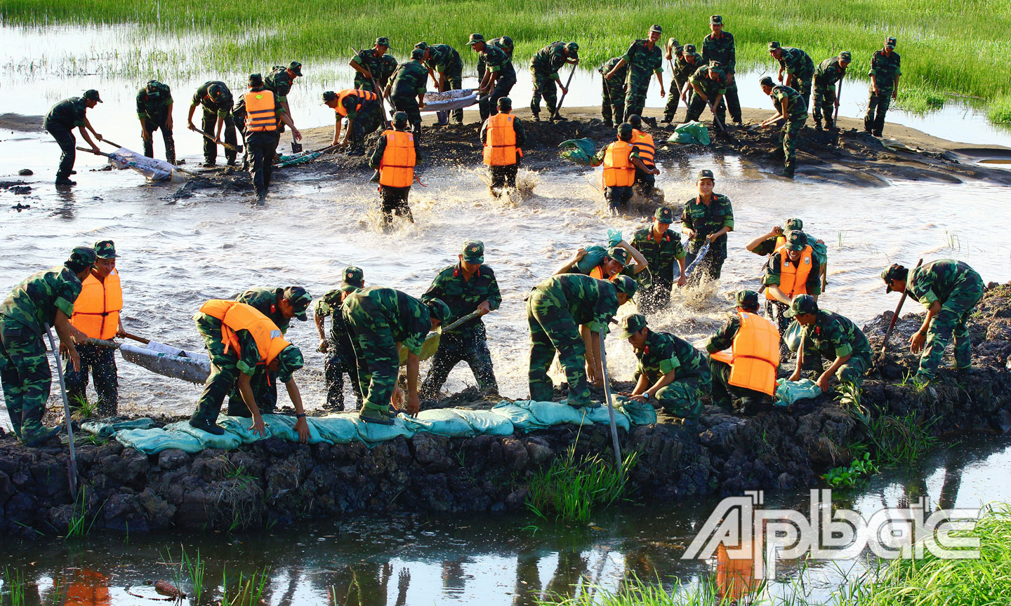 Lực lượng vũ trang tỉnh Tiền Giang làm tốt công tác dân vận.                                                                                                                                                                                                                                                                         Ảnh: HÀ QUỐC THÁI