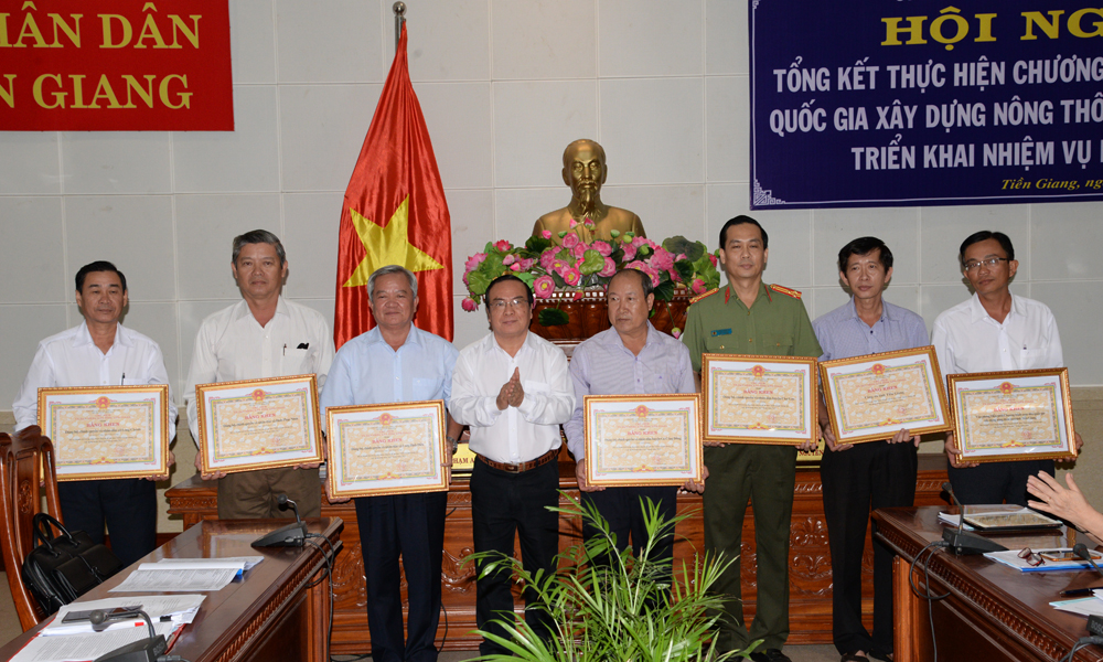 Đồng chí Phạm Anh Tuấn trao Bằng khen của UBND tỉnh cho các tập thể có thành tích trong xây dựng NTM.