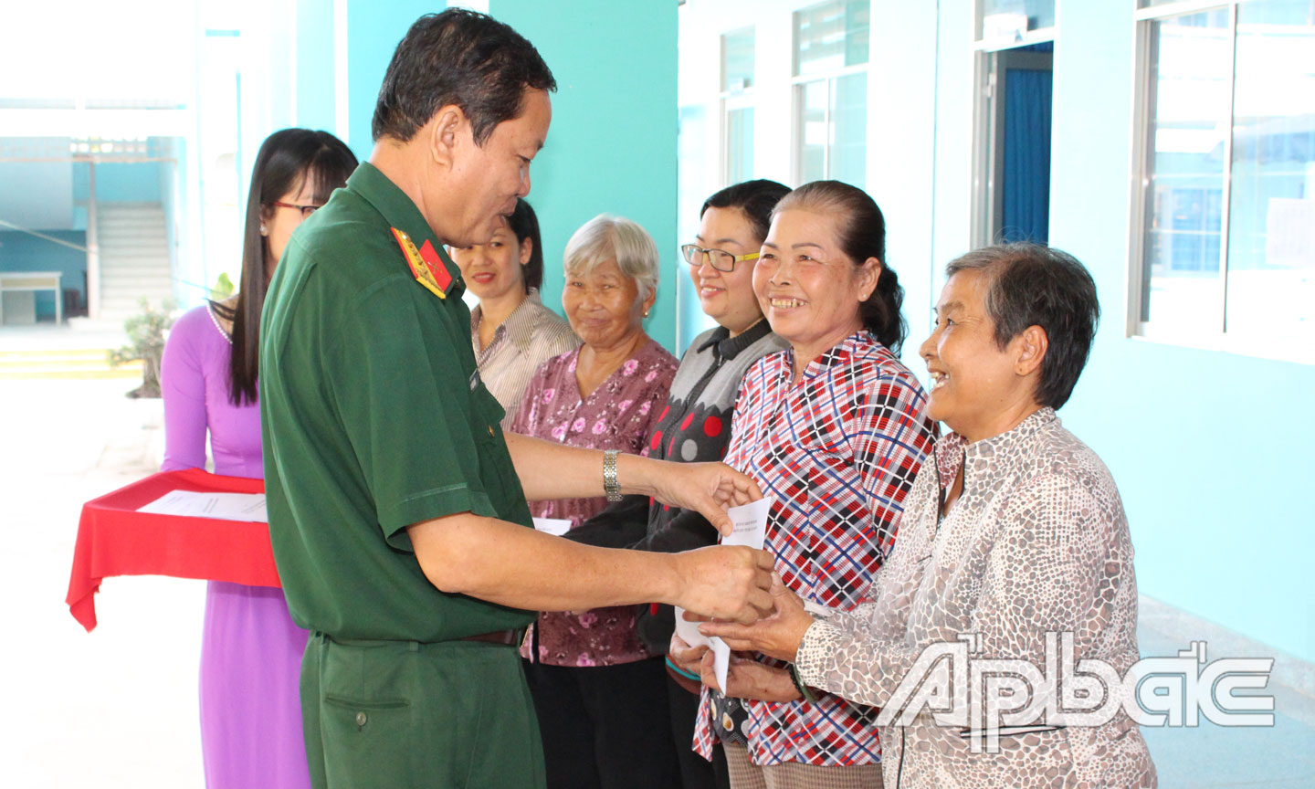 Đại tá Cao Văn Mĩa tặng quà cho gia đình gặp hoàn cảnh khó khăn trong hoạt động “Tết Quân - Dân” năm 2019.  	Ảnh: THANH LÂM