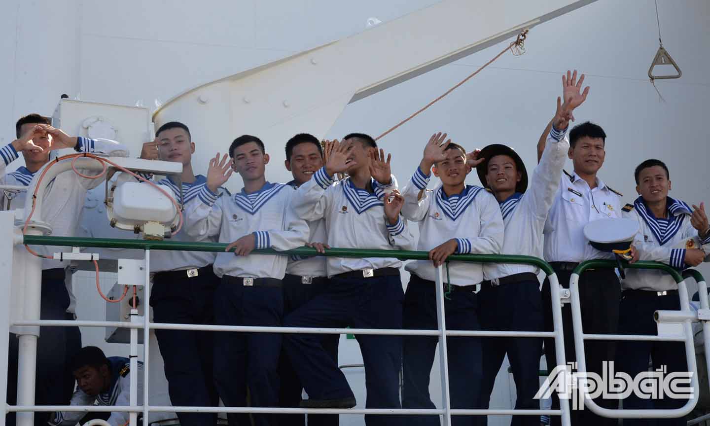 Các chiến sĩ chào tạm biệt đất liền trước khi lên đường làm nhiệm vụ.