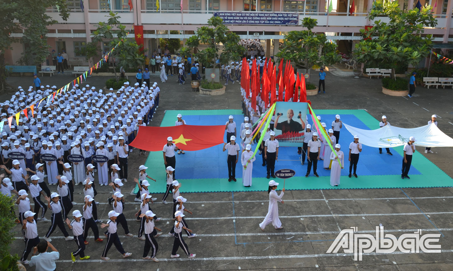 Các đoàn tham gia Hội khỏe Phù đổng TX. Gò Công lần thứ 9 diễu hành.