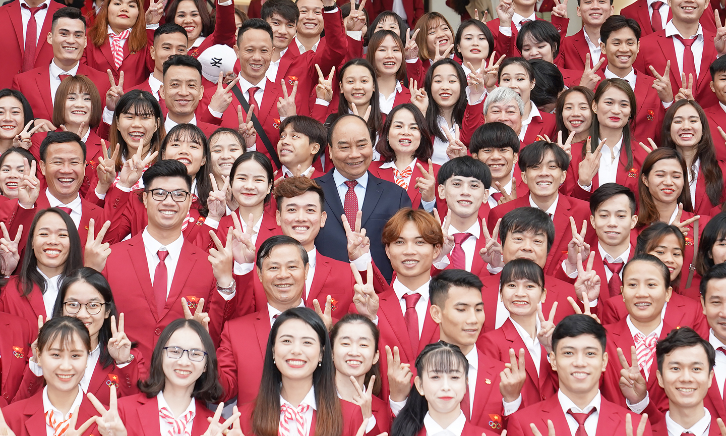 Thủ tướng cùng các vận động viên, huấn luyện viên tại buổi gặp mặt - Ảnh: VGP/Quang Hiếu