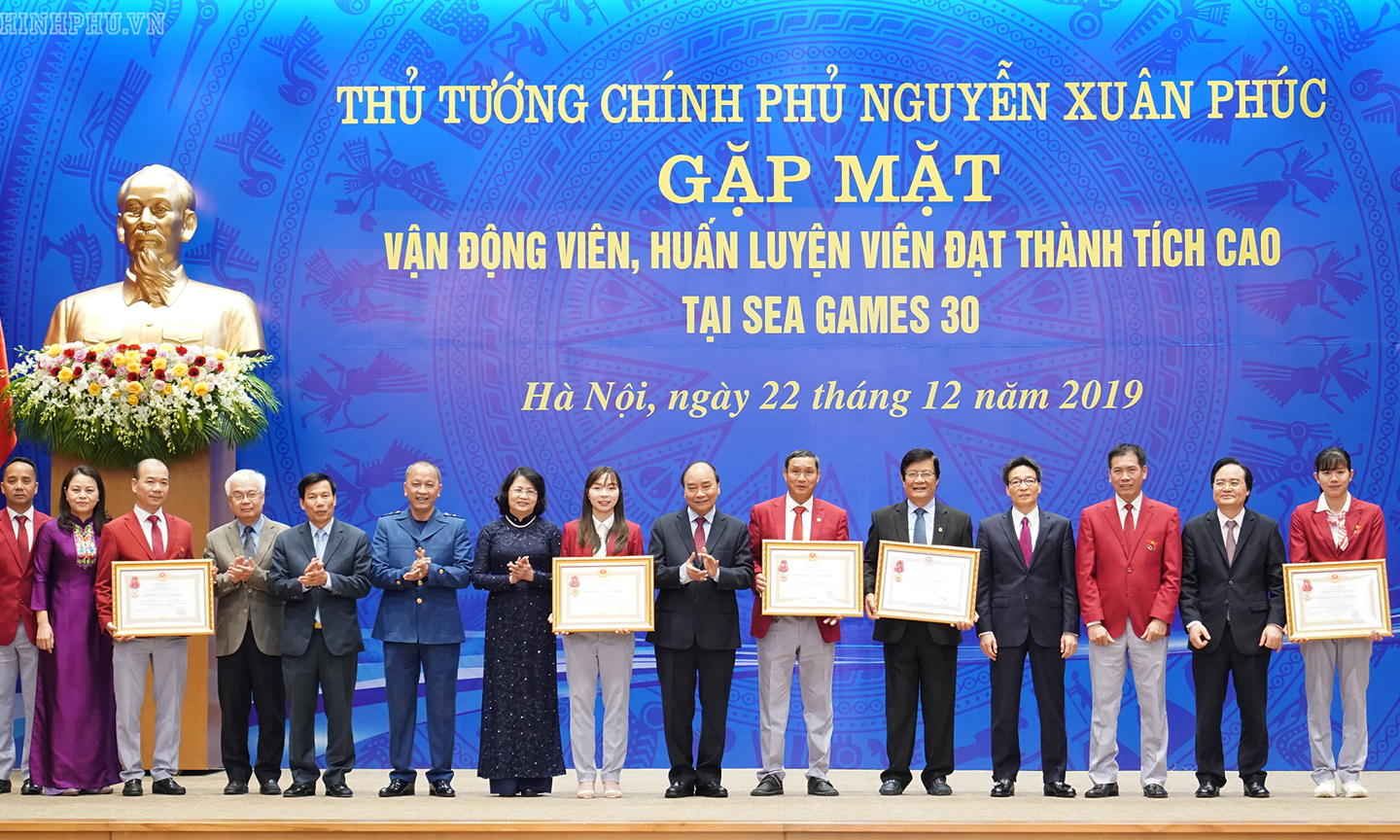 Thủ tướng trao Huân chương Lao động hạng Nhất, Nhì cho các cá nhân, tập thể đạt thành tích xuất sắc. - Ảnh: VGP/Quang Hiếu