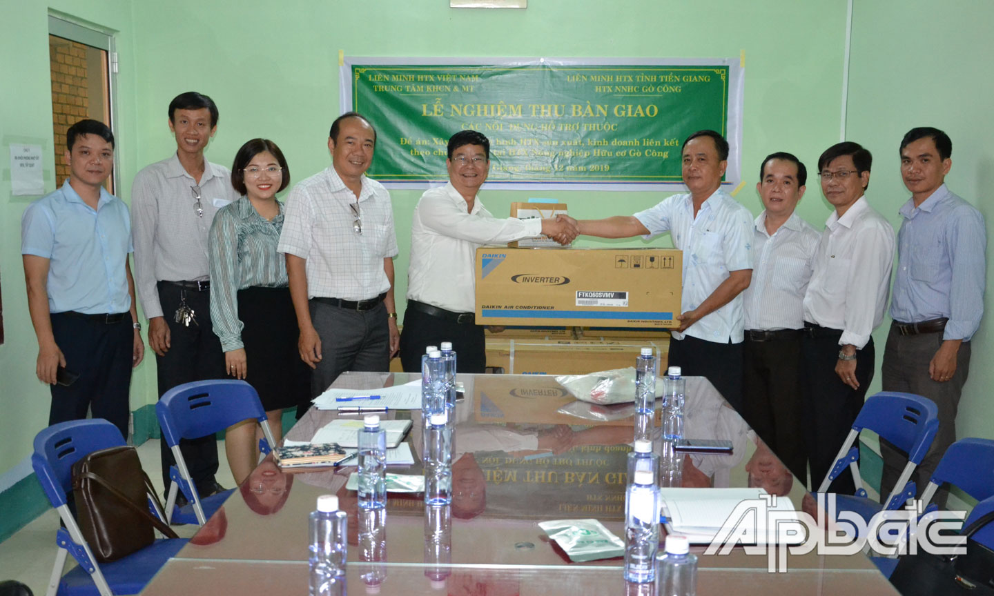 Bàn giao vật tư, thiết bị hỗ trợ cho HTX Nông nghiệp hữu cơ Gò Công.